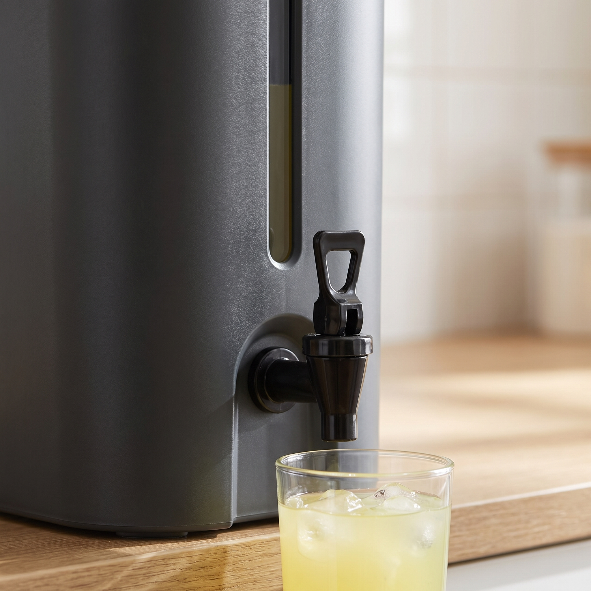 Getränkespender 4,5 L Zapfhahn-Detail mit Füllstandsfenster – Anthrazit | viwares